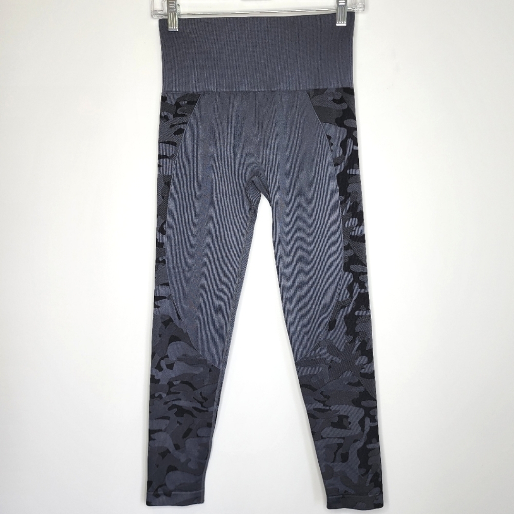 Zyia Active Capri Leggings Camo Gray Black Medium